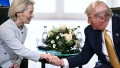 Ursula von der Leyen dă mâna cu Donald Trump
