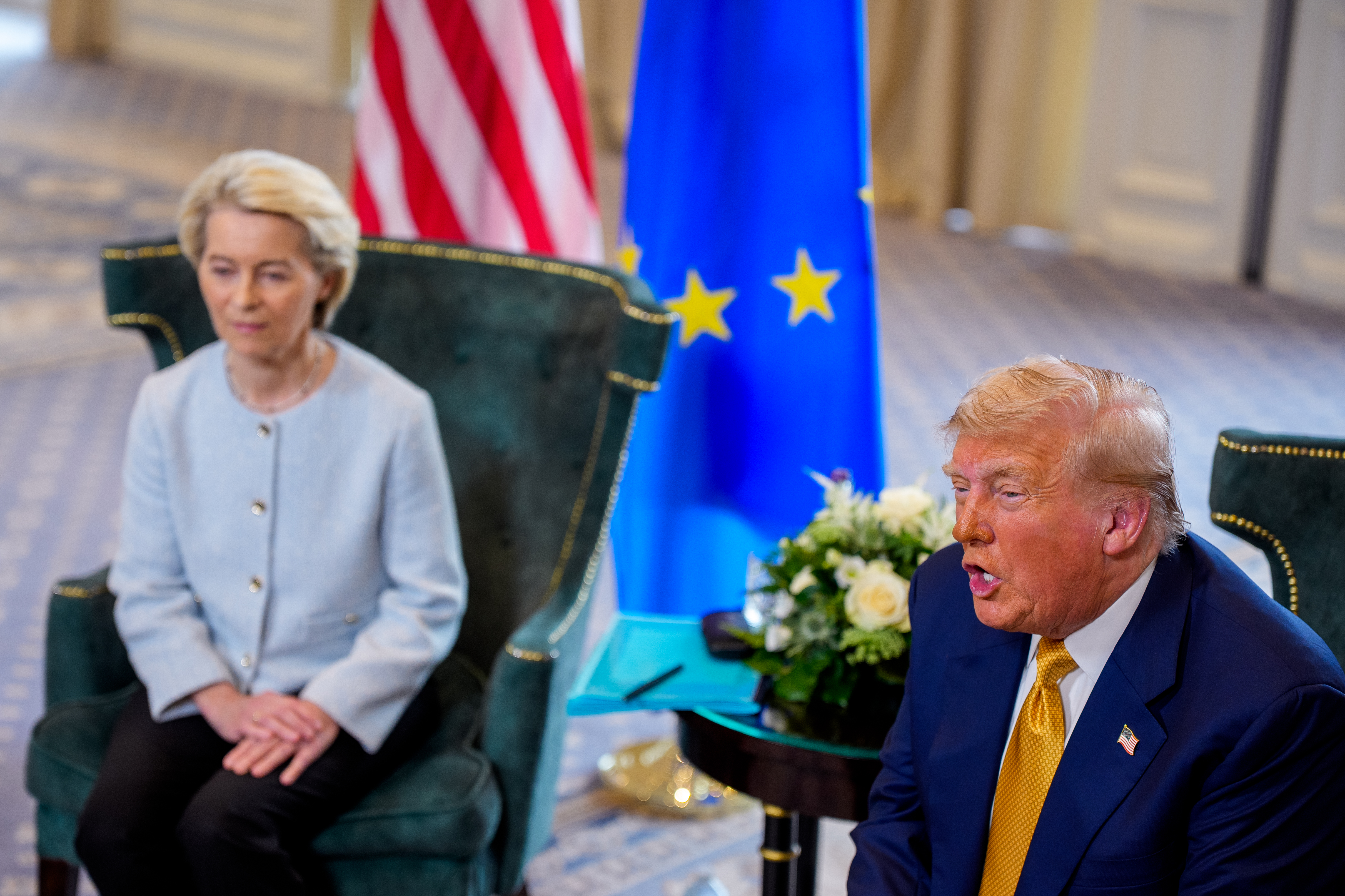 „Trebuie să strângem din dinți”. Cum s-au redus ambițiile UE în războiul comercial cu Donald Trump