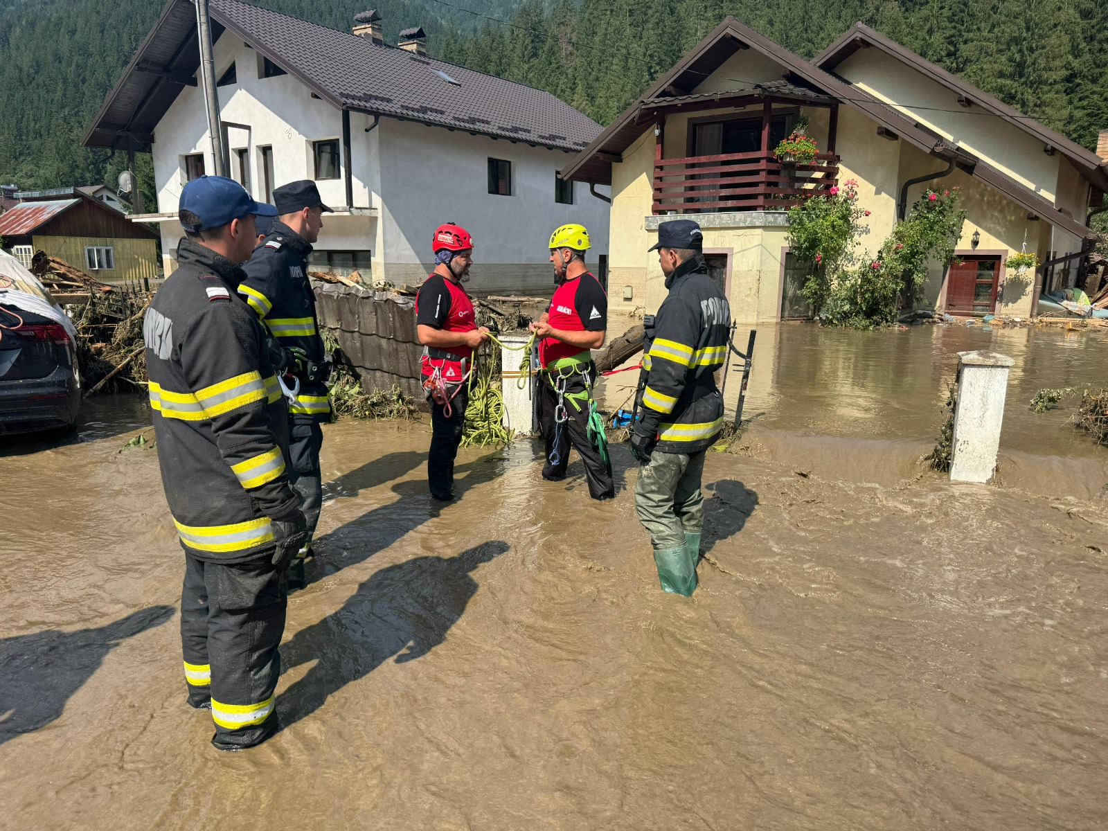Cel puţin 600 de locuitori din Broşteni nu stau în casele lor, afirmă primarul orașului