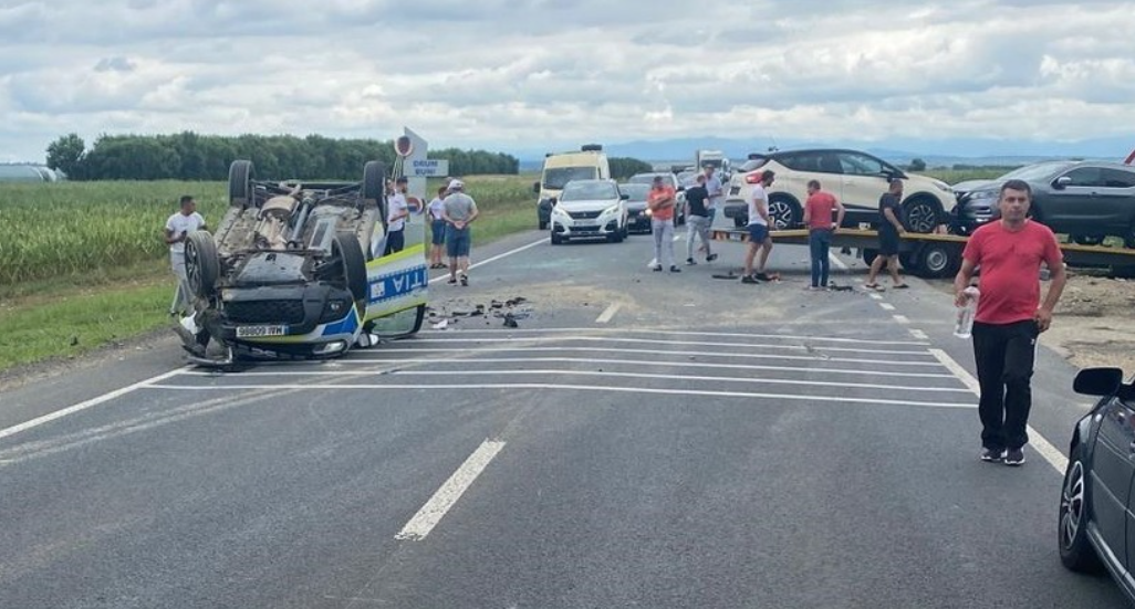 Accident grav cu trei mașini în Timiș. Autospecială de Poliție răsturnată: un agent a rămas încarcerat. Intervine un elicopter SMURD