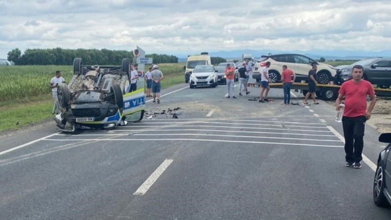Accident grav cu trei mașini în Timiș. Autospecială de Poliție răsturnată: un agent a rămas încarcerat. Intervine un elicopter SMURD