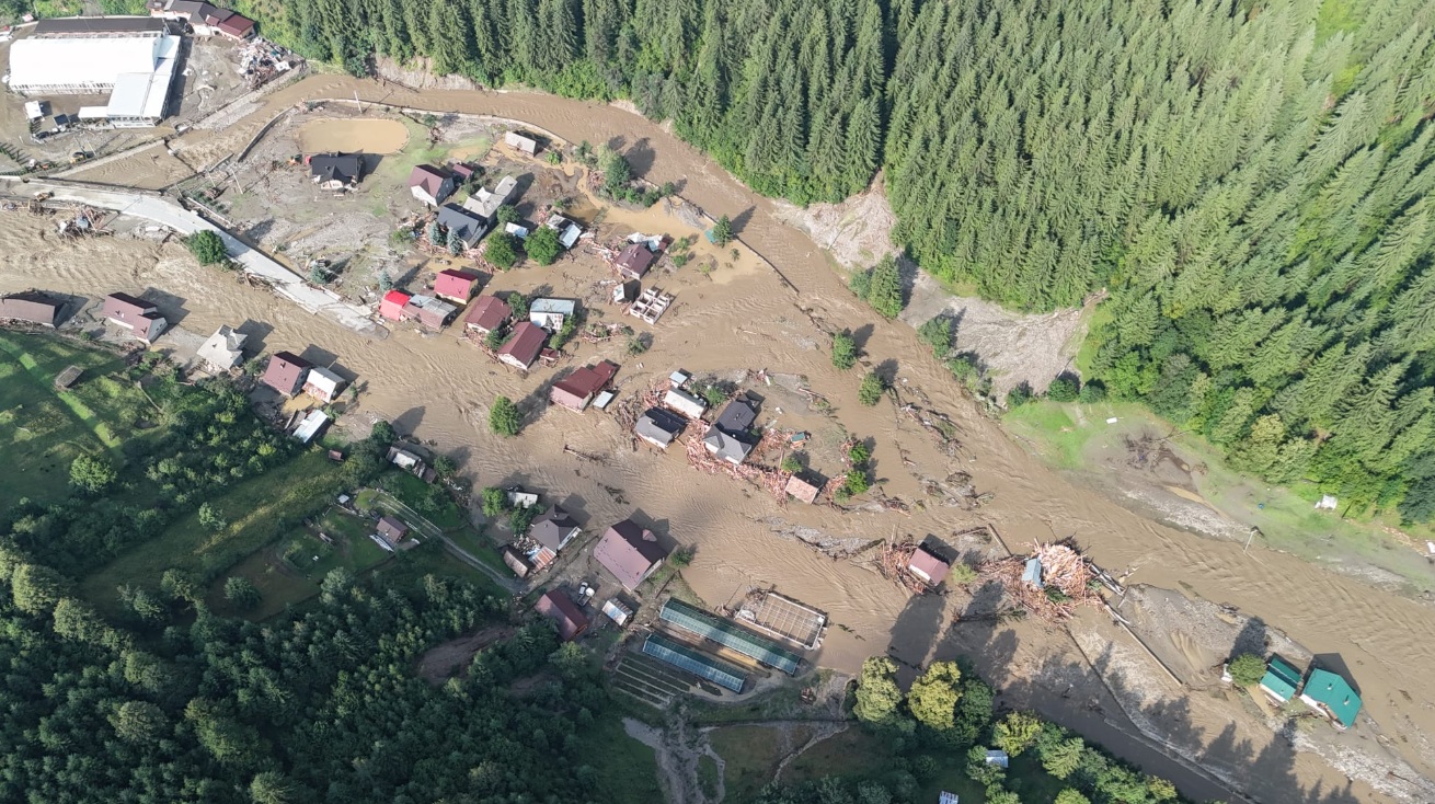 Inundații devastatoare în Moldova: Trei oameni au fost uciși de viitură. Autoritățile pregătesc noi evacuări din calea apelor
