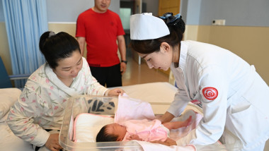 copil cu parinti si o asistenta la maternitate, in china