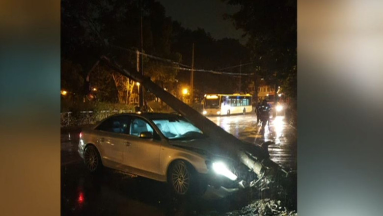 VIDEO Furtună în București: Mai mulți copaci au fost rupți de vânt, iar o mașină a derapat pe șoseaua udă și a rupt un stâlp
