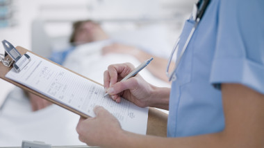 asistenta langa pacient in spital