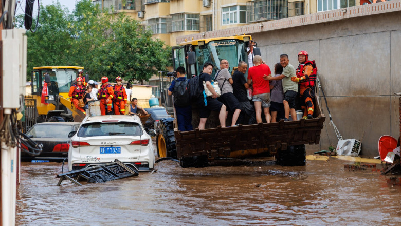 FOTO  Ploi şi inundaţii în China. Furtunile violente au ucis 30 de persoane și peste 80.000 au fost evacuate la Beijing