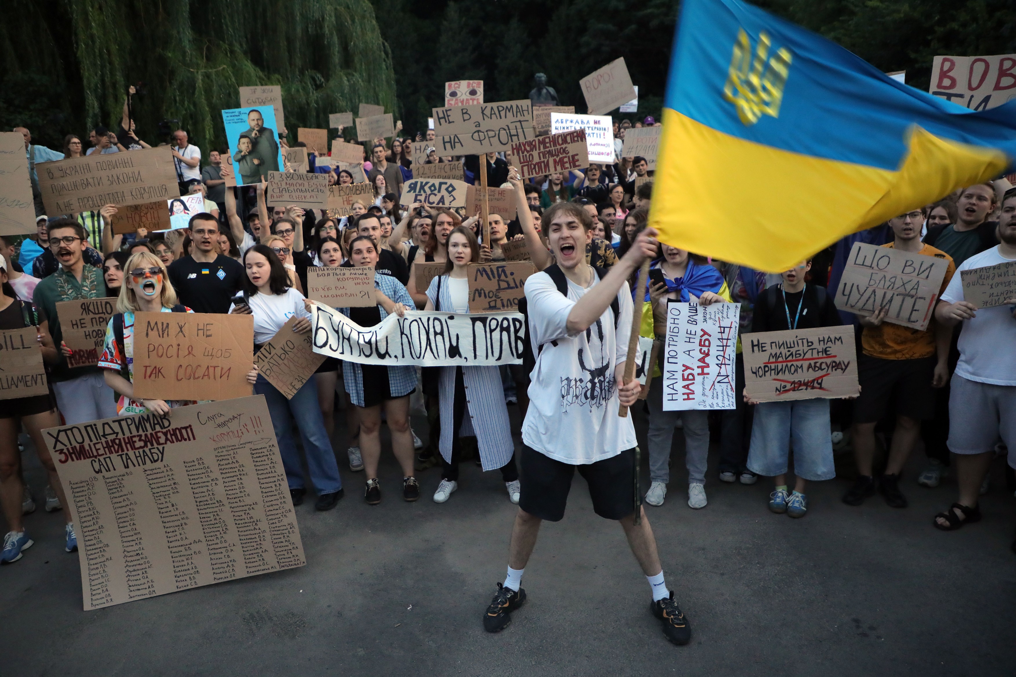 Aroganța puterii sau sentiment de impunitate? Protestele din Ucraina și riscul ca Zelenski să piardă controlul