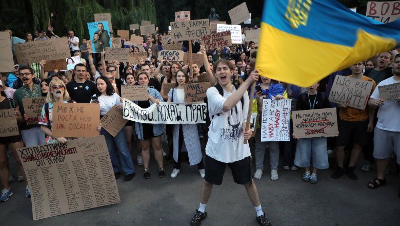 ANALIZĂ  Aroganța puterii sau sentiment de impunitate? Protestele din Ucraina și riscul ca Zelenski să piardă controlul