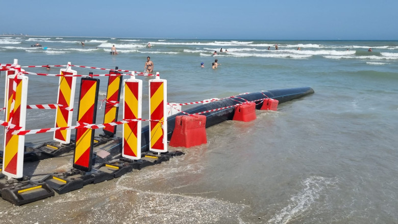 FOTO  Primăria Năvodari, sancționată din cauză că o ţeavă deversează ape pluviale în mare. Amenzi de peste 800.000 lei pe litoral