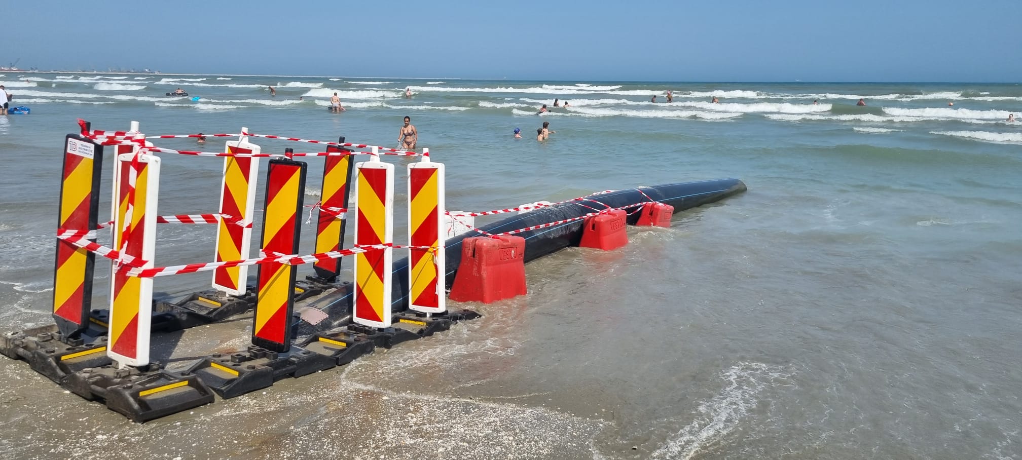 Primăria Năvodari, sancționată din cauză că o ţeavă deversează ape pluviale în mare. Amenzi de peste 800.000 lei pe litoral