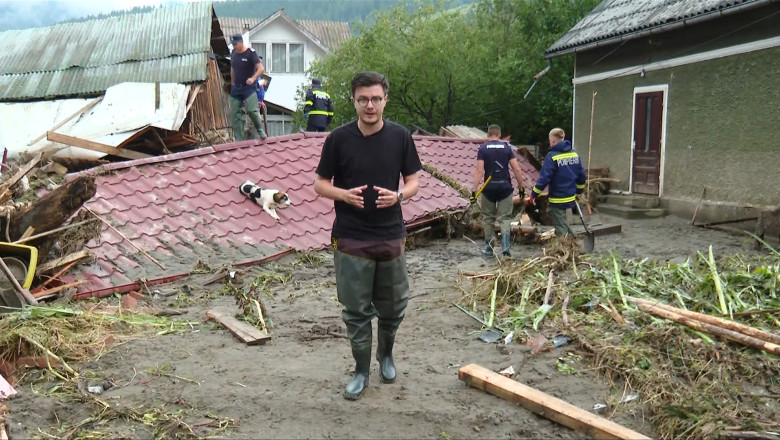 Inundații devastatoare în Moldova: imaginile dezastrului după furtuni. Un câine blocat sub dărâmături, căutat de pompieri
