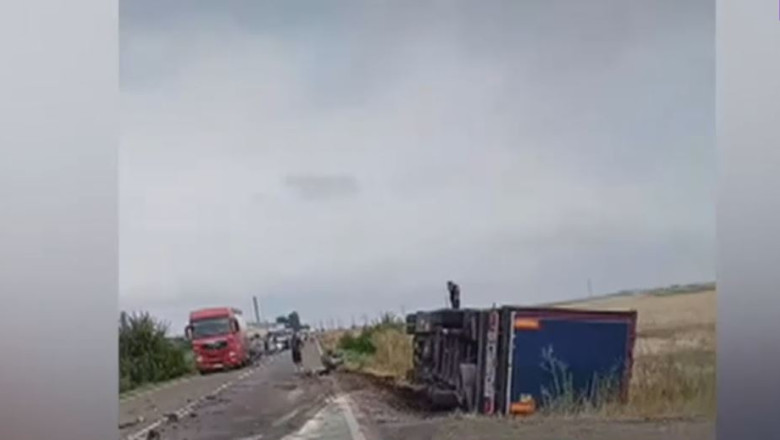 Accident grav în Slobozia, după ce un TIR încărcat cu îngrășăminte s-a ciocnit cu o mașină. Printre victime se numără și un bebeluș
