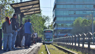 tramvai 41 si oameni in statie