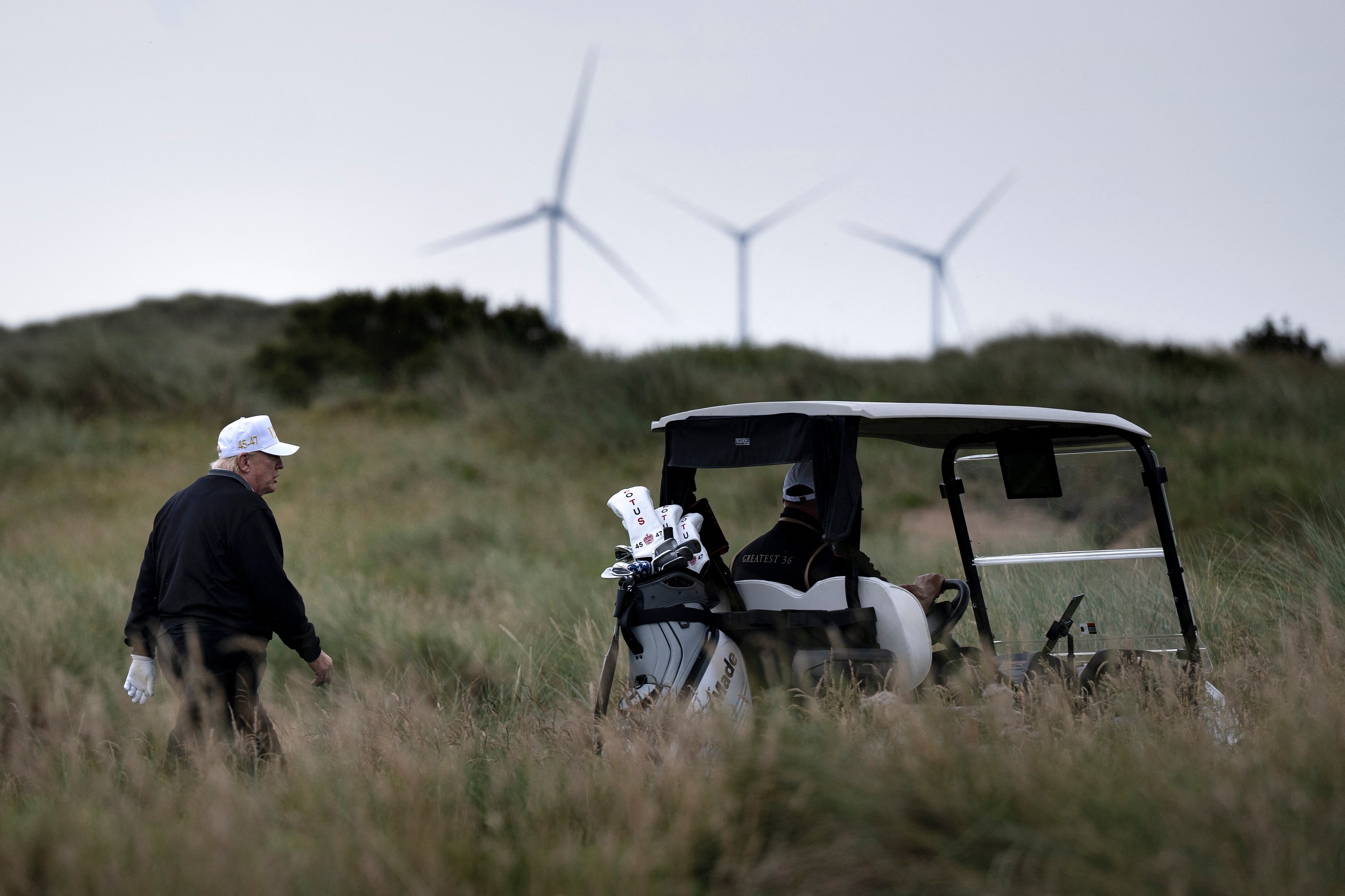 Motivul pentru care Trump urăște turbinele eoliene. Legătura cu Scoția și investițiile în terenuri de golf