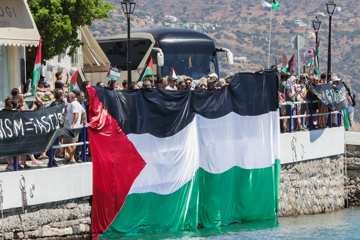 Turiștii israelieni, ținta furiei protestatarilor pro-palestinieni în Creta și Rodos. Atena promite măsuri