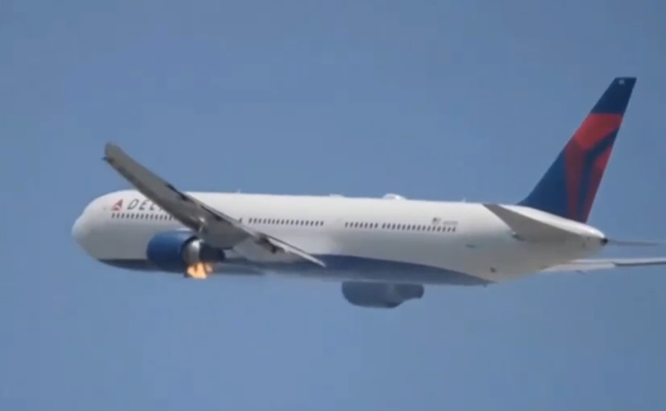 Avion cu un motor în flăcări, imediat după decolare