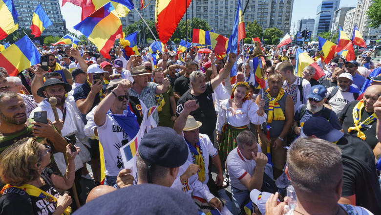 Amenzi de aproape 73.000 de lei și 6 dosare penale după protestele de duminică. Patru persoan au fost reținute