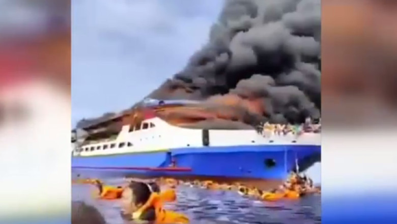 VIDEO  Clipe de groază în Indonezia: Un feribot cu 280 de oameni la bord a luat foc. Cel puțin trei persoane au murit