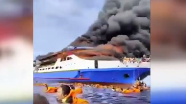 oameni care s-au aruncat in apa de pe un feribot care a luat foc