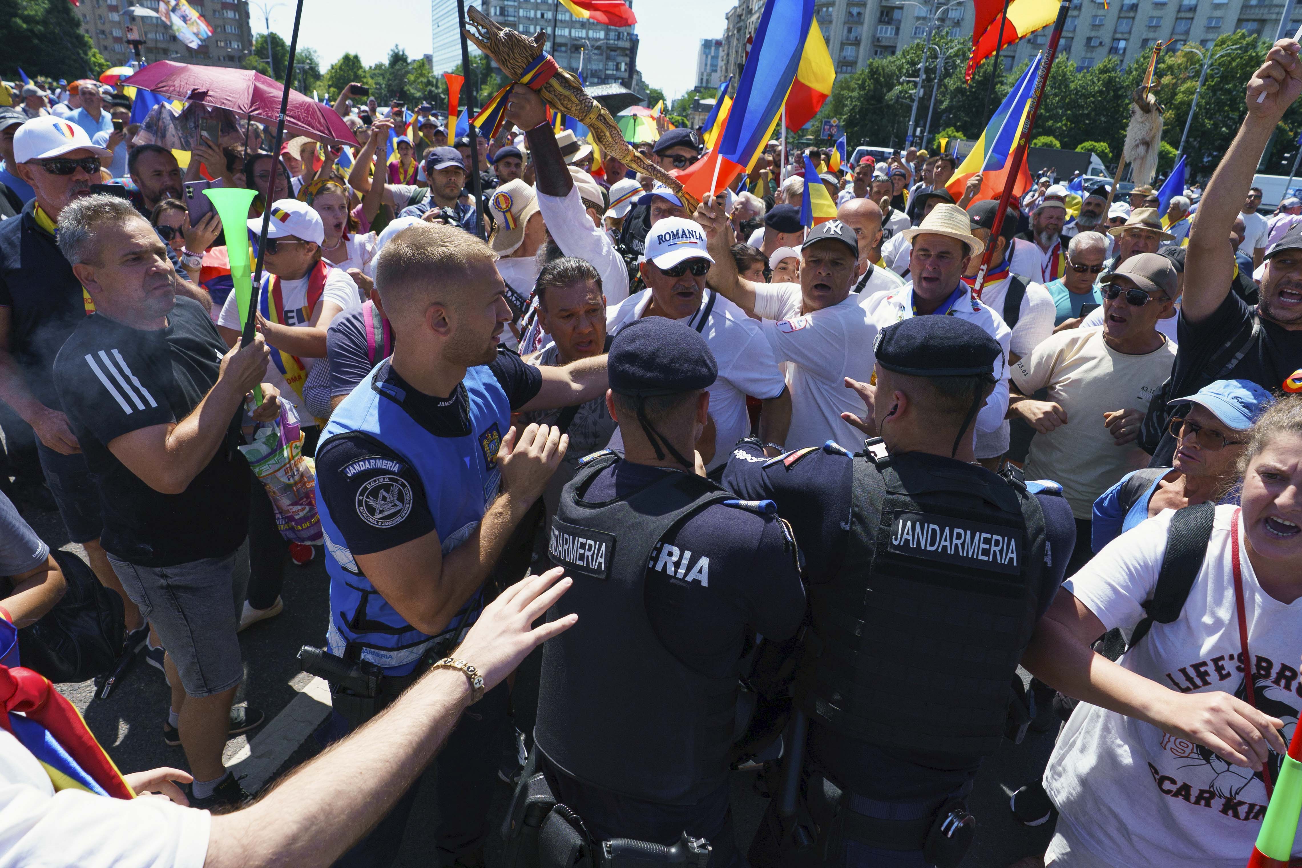 Îmbrânceli cu jandarmii la protestul susținătorilor lui Călin Georgescu. Un bărbat a fost prins cu un cuţit