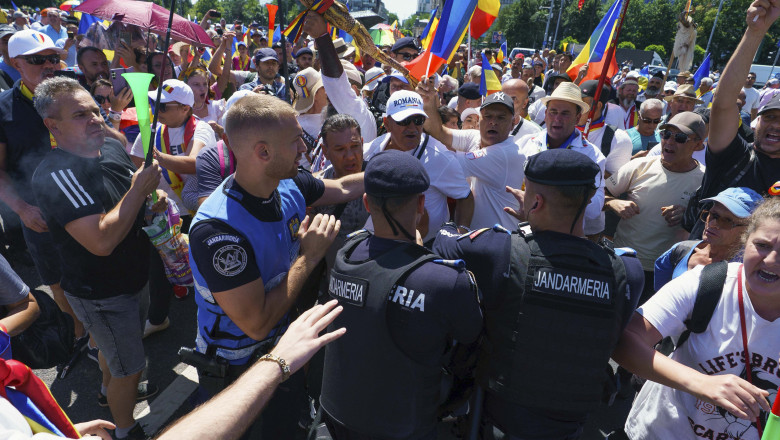FOTO  Îmbrânceli cu jandarmii la protestul susținătorilor lui Călin Georgescu. Un bărbat a fost prins cu un cuţit