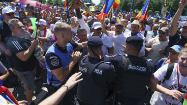 Îmbrânceli cu jandarmii la protestul susținătorilor lui Călin Georgescu. Foto: INQUAM Photos/Tudor Pană