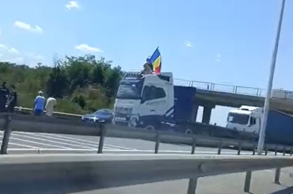 Șoferul care a blocat traficul pe A1 și s-a urcat pe cabina TIR-ului, sub control judiciar. 13 pietoni, amendați cu peste 40.000 de lei