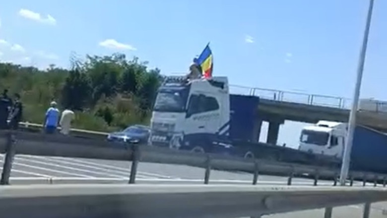VIDEO  Protest pe A1: Un șofer de tir a blocat autostrada și a fluturat steagul României de pe cabină