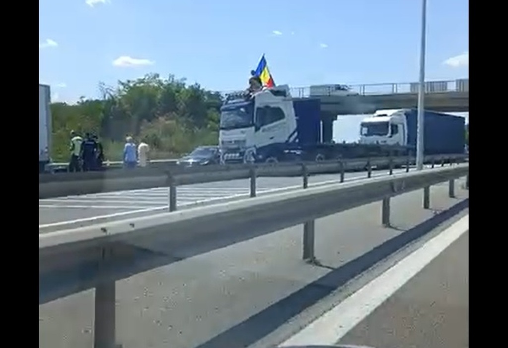 Protest pe A1: Un șofer de tir a blocat autostrada și a fluturat steagul României de pe cabină