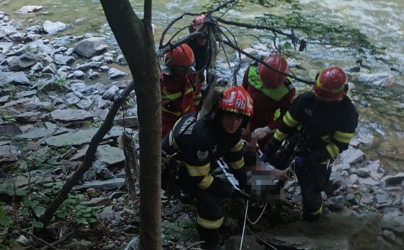 Un bărbat şi o femeie, răniți după ce au căzut aproape 40 de metri într-o prăpastie din Defileul Jiului. Au fost salvați de pompieri