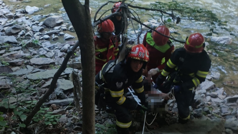Un bărbat şi o femeie, răniți după ce au căzut aproape 40 de metri într-o prăpastie din Defileul Jiului. Au fost salvați de pompieri