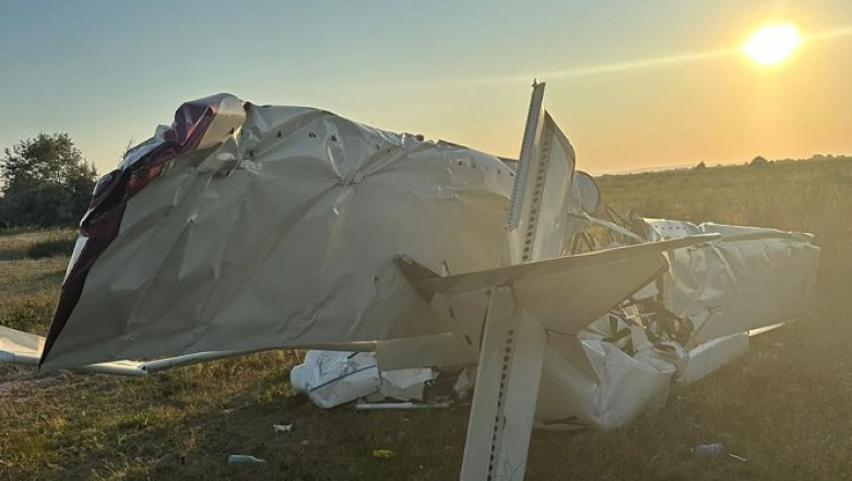 NEWS ALERT  Un avion de mici dimensiuni s-a prăbușit în zona Gura Portiței din Delta Dunării. Două persoane au murit