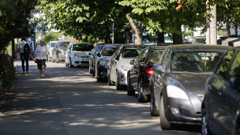 Ce amenzi riscă șoferii care parchează pe trotuar. Măsura se aplică inclusiv pentru cei care își lasă mașina în fața curții