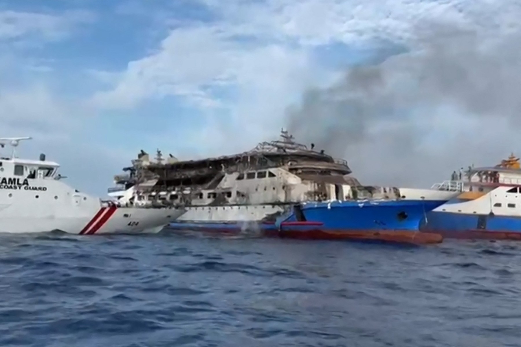 Un feribot a luat foc pe mare în Indonezia. 568 de persoane au supravieţuit, trei au murit