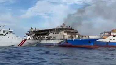 incendiu pe un feribot pe mare, neva venite sa salveze