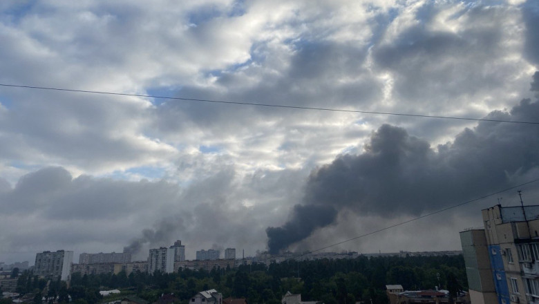 Atac cu drone şi rachete asupra Kievului. Locuitorii s-au adăpostit în stațiile de metrou
