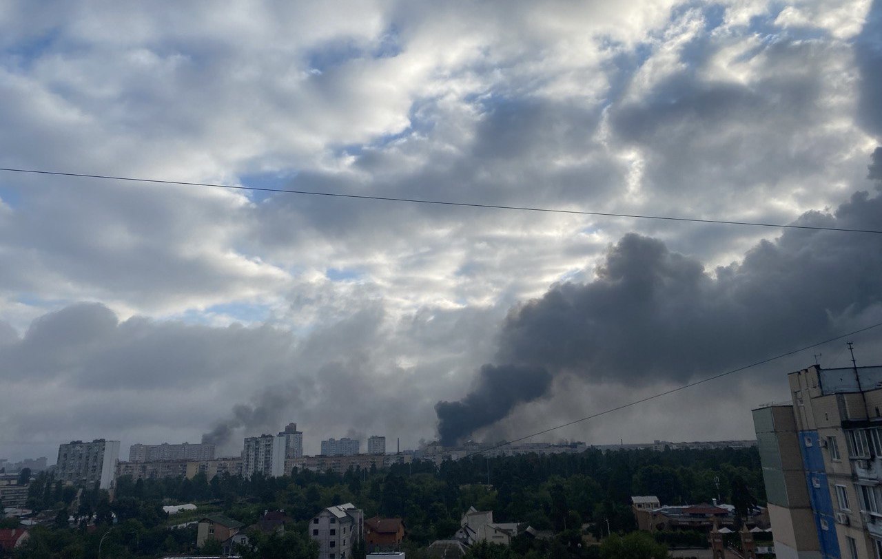 Atac cu drone şi rachete asupra Kievului. Locuitorii s-au adăpostit în stațiile de metrou