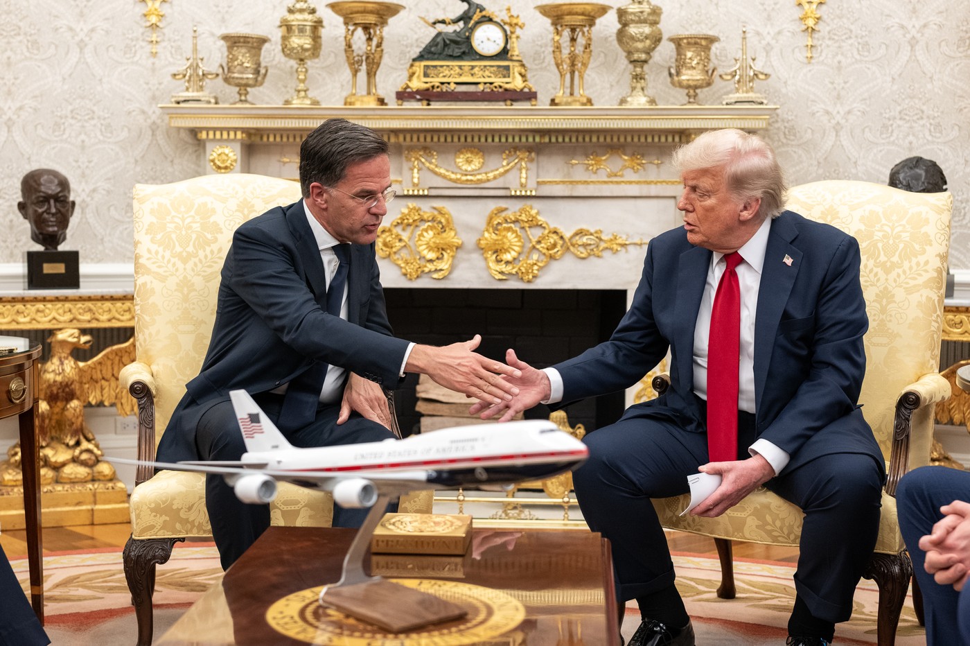 Cum a poleit Trump cu aur Biroul Oval. Mini Versailles-ul de la Casa Albă