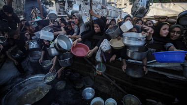femei cu oale la coada ajutoare in gaza