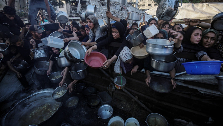 93 de palestinieni care aşteptau să primească ajutoare umanitare au fost ucişi de forţele israeliene, acuză Apărarea civilă din Gaza