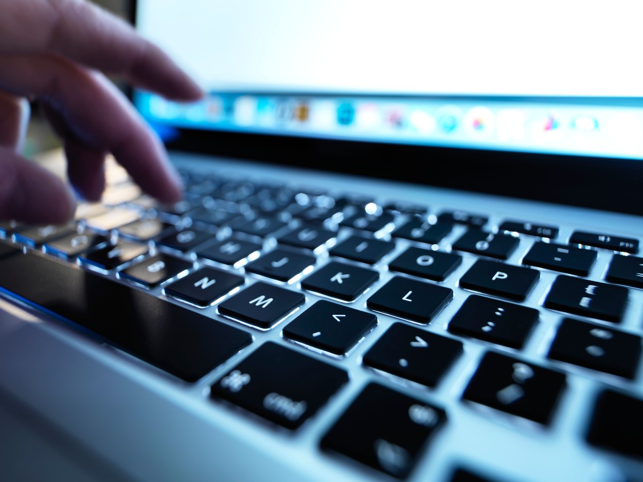 Câți români declară că au participat recent la acțiuni politice pe internet (sondaj INSCOP)
