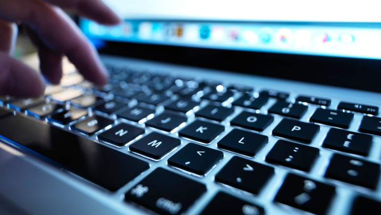 Câți români declară că au participat recent la acțiuni politice pe internet (sondaj INSCOP)