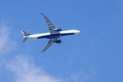 Un avion de pasageri a executat o „manevră agresivă” pentru a evita coliziunea cu un bombardier B-52. Mesajul transmis de pilot