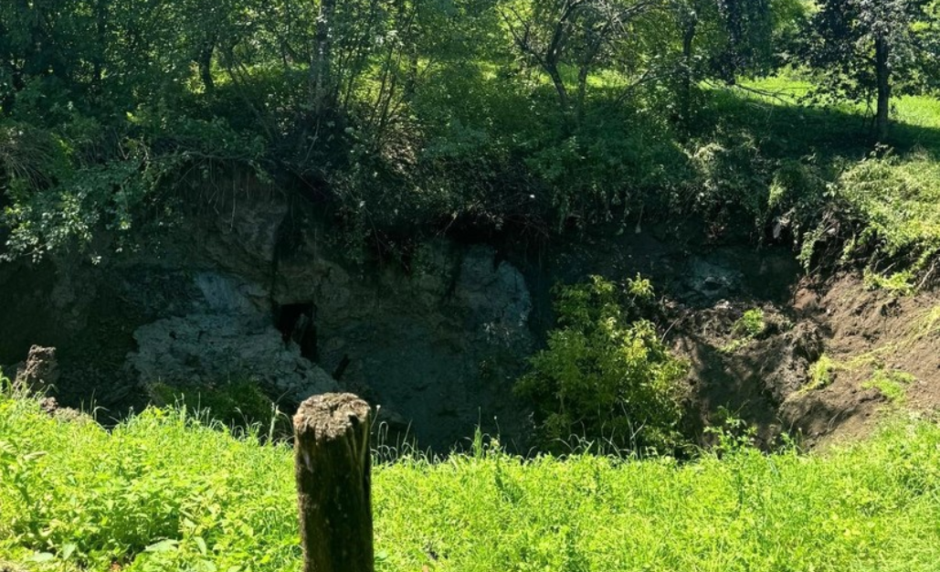 Crater de 30 metri în Maramureș din cauza alunecării de teren, în zona unei foste mine de sare. Mai multe persoane evacuate din zonă
