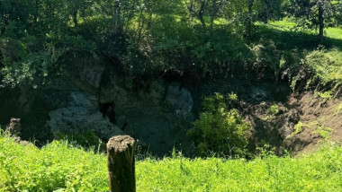 Alunecare de teren in Maramures. Crater format