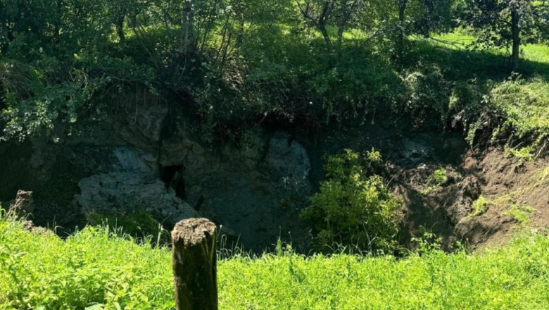 Crater de 30 metri în Maramureș din cauza alunecării de teren, în zona unei foste mine de sare. Mai multe persoane evacuate din zonă