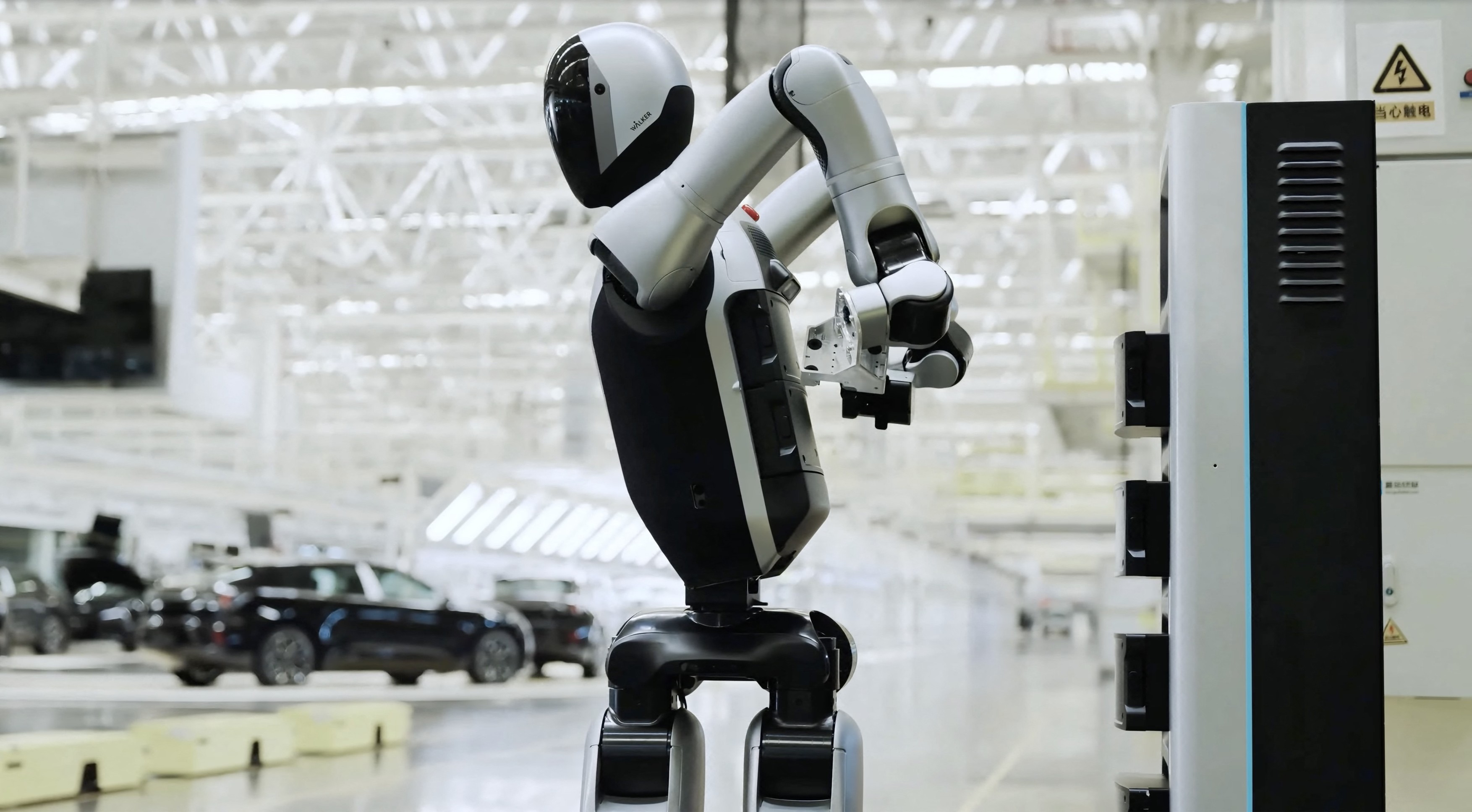 Imagini cu noul robot autonom dezvoltat de chinezi: funcționează 24 de ore din 24 și își schimbă singur bateriile