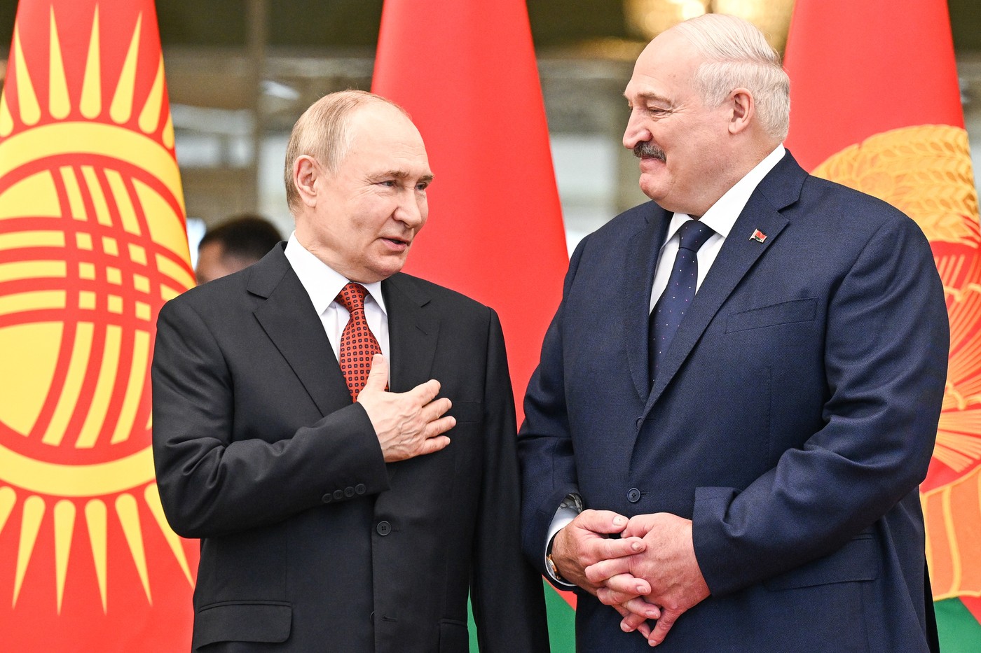 „E lent pentru că îi pasă”. Alexander Lukașenko crede că pornirile umanitare ale lui Putin frânează avansul militar rus în Ucraina