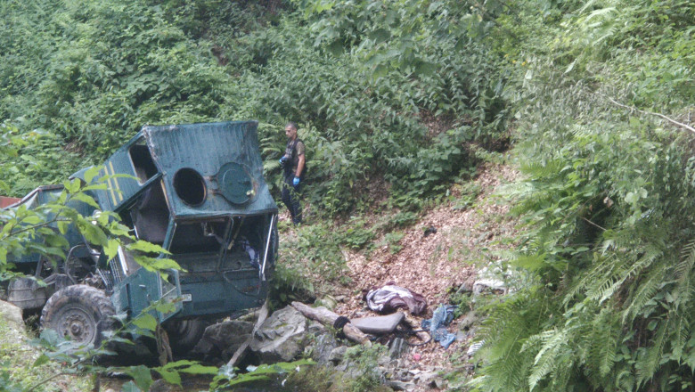GALERIE FOTO  Accident grav în Gorj. Două persoane au murit, iar patru au fost rănite după ce o autoutilitară s-a prăbușit într-o râpă