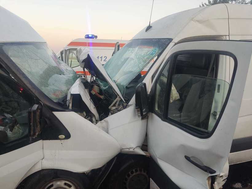Accident grav pe DN56 între două microbuze de marfă: Unul dintre șoferi a murit